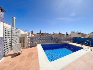 una piscina en la azotea de un edificio en Homely Málaga Carretería con piscina, en Málaga