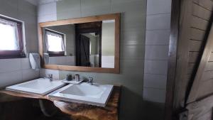 بيت عطلات أتريوم في بيهاتش: حمام مغسلتين ومرآة