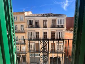 una ventana con vistas a un edificio en Homely Málaga Carretería con piscina, en Málaga