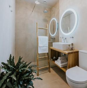 uma casa de banho com um lavatório e um espelho em Old Hapsal Hotel em Haapsalu