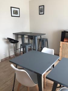 een groep tafels en stoelen in een kamer bij Le chat perché in Saint-Julien-en-Born +23 foto's