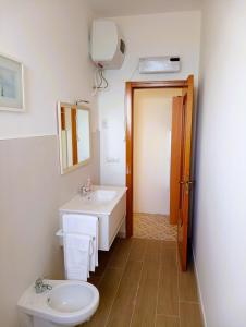 バーリにあるCasa Vacanze MaMareのバスルーム(洗面台、トイレ、鏡付)