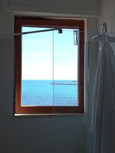 バーリにあるCasa Vacanze MaMareの海の景色を望むバスルーム(窓付)