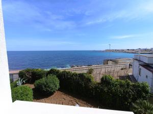 バーリにあるCasa Vacanze MaMareの建物のバルコニーから海の景色を望めます。