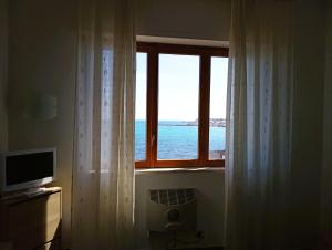 バーリにあるCasa Vacanze MaMareの海の景色を望む客室内の窓