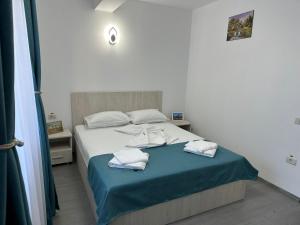 - une chambre avec un lit et 2 serviettes dans l'établissement Casa Dramar, à Techirghiol