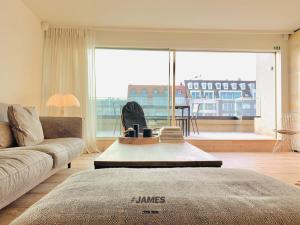 un soggiorno con divano e una grande finestra di stunning luxury duplex downtown Knokke a Knokke-Heist
