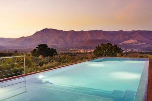 una piscina con vistas a las montañas en Etna Retreat, en Castiglione di Sicilia