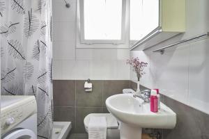 Ein Badezimmer in der Unterkunft Cosy 1 BR flat in Sant Andreu-ready to live in