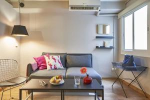 Cosy 1 BR flat in Sant Andreu-ready to live in tesisinde bir oturma alanı