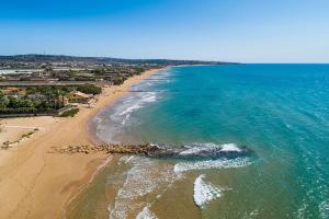uma vista aérea de uma praia com o oceano em Mare del Sud em Donnalucata