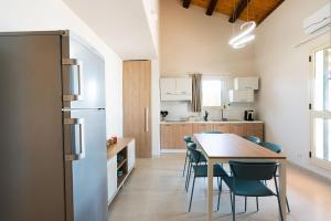 uma cozinha e sala de jantar com mesa e cadeiras em Mare del Sud em Donnalucata