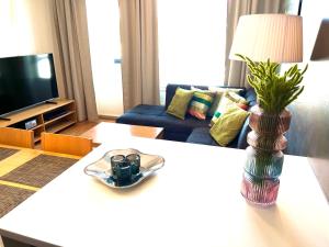 een woonkamer met een tafel met een vaas erop bij Premium Chalet 4212 Green in Heinola