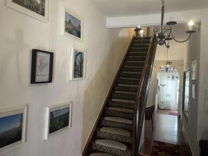 eine Treppe in einem Haus mit Bildern an der Wand in der Unterkunft Hotel Jägerhof Kettwig in Essen