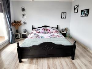 a bedroom with a bed with a wooden floor at Przytulnie w Szczytnie in Szczytno