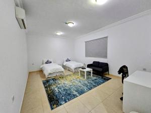 Spacious Apartment في مكة المكرمة: غرفة معيشة بها سريرين وأريكة