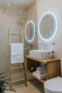 ein Bad mit einem Waschbecken und einem Spiegel in der Unterkunft Old Hapsal Hotel in Haapsalu