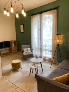 - un salon avec un canapé et une table dans l'établissement Le Loft CITY, au cœur du village, à Saint-Rémy-de-Provence