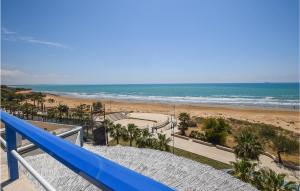 - une vue sur la plage depuis le balcon du complexe dans l'établissement Lovely Apartment In Pozzallo With House Sea View, à Pozzallo