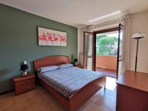 西爾米奧奈的住宿－Villa Grifone，一间卧室设有一张床和一个窗口