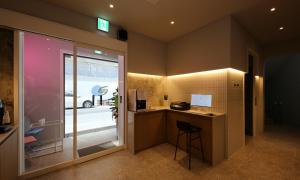 - une cuisine avec un comptoir et un bureau dans la chambre dans l'établissement Daejeon Yuseong Hotel Dret, à Daejeon