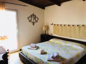 A bed or beds in a room at Private Pool villa with panoramic views split over 2 levels / Aircon / New Pool.
