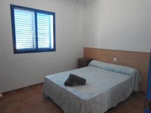 Un dormitorio con una cama con una bolsa negra. en CAL GARRETA en L'Eucaliptus