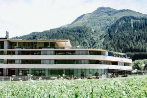 Nespecifikovaný výhled na hory nebo výhled na hory při pohledu z hotelu