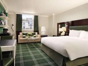 Postel nebo postele na pokoji v ubytování Sofitel London St James