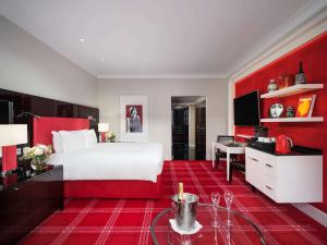 Postel nebo postele na pokoji v ubytování Sofitel London St James