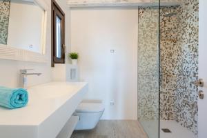 a bathroom with a toilet and a glass shower at Apartamento Estrella de Mar in Felanitx +16 photos