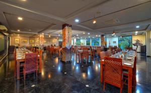 サワイ・マドプールにあるSpree Jungle Vilas Resort Ranthamboreの木製テーブルと椅子が備わるレストラン