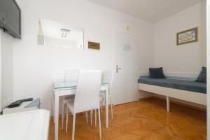 Zimmer mit einem Bett, einem Tisch und Stühlen in der Unterkunft Apartments Jasna 3 in Novigrad Istria
