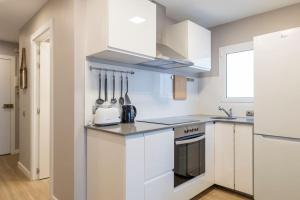 Kuchyňa alebo kuchynka v ubytovaní BeBarceloner Sant Andreu Apartments - 3 bedrooms with terrace