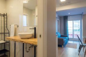 Kuchyňa alebo kuchynka v ubytovaní BeBarceloner Sant Andreu Apartments - 3 bedrooms with terrace