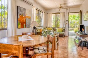 a living room with a table and chairs at Casa Iorio in Jacó