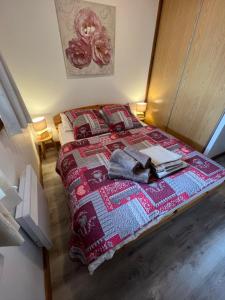 een slaapkamer met een bed met een quilt bij Chalet de Montalbert 22B in Montalbert