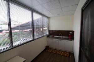 Cette chambre dispose d'une cuisine avec une grande fenêtre. dans l'établissement Fun Shili B&B, à Shuili
