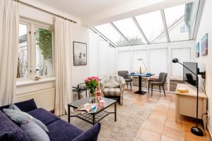 un salon avec un canapé bleu et un plafond en verre dans l'établissement Ferienwohnung Bootsmann, à Westerland