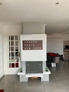 pokój z napisem „imprezy w Londynie, Nowy Jork” w obiekcie Maison de charme Antibes w mieście Antibes +16 zdjęć