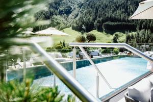 Bazén v ubytování Hotel Arlmont 4 Stern Superior nebo v jeho okolí