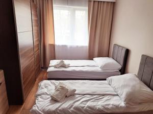 Een bed of bedden in een kamer bij Apartament pod Miastem