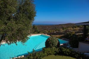 una piscina con vista al mar en Hotel Micalosu, en Cannigione