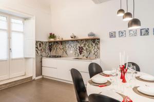 Cucina o angolo cottura di 2 Soru Ortigia Holiday Home - Attico con terrazza