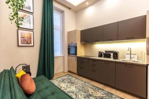 Kuchyňa alebo kuchynka v ubytovaní E12 Boutique Apartments