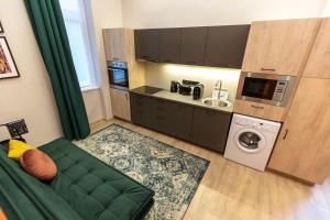 Kuchyňa alebo kuchynka v ubytovaní E12 Boutique Apartments