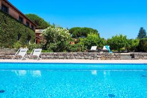 - une piscine avec 2 chaises dans l'établissement Palmento La Rosa, à Pedara