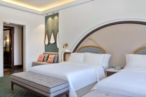 سرير أو أسرّة في غرفة في The Westin Dubai Mina Seyahi Beach Resort and Waterpark
