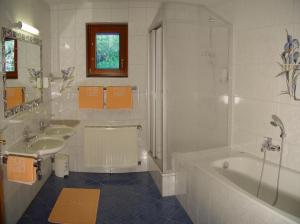 A bathroom at Pension & Appartement Steinwender