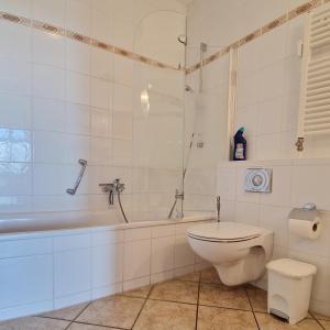Ένα μπάνιο στο Ferienwohnung Land & Strand +7 φωτογραφίες